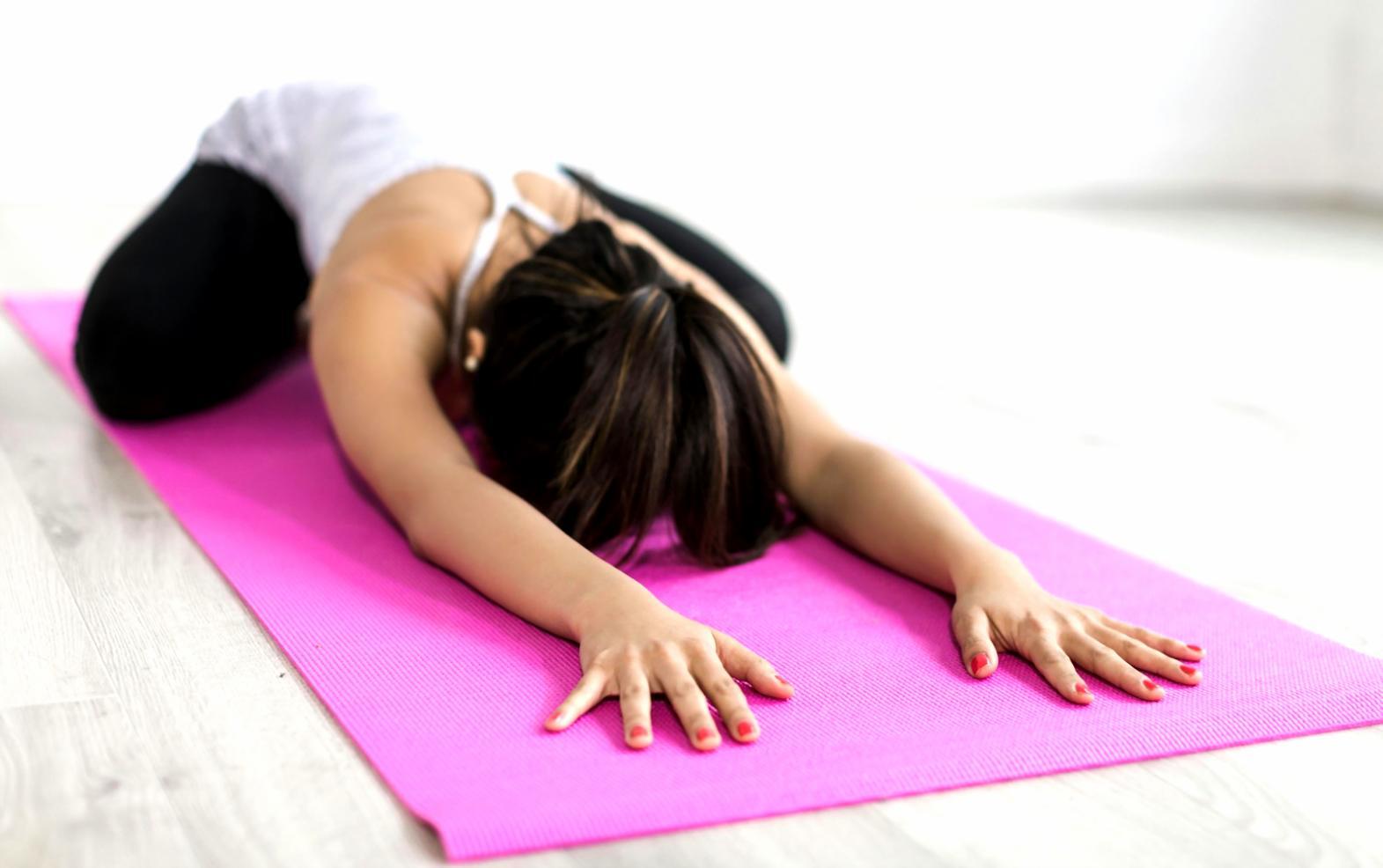 Espacio de práctica de yoga con accesorios especializados